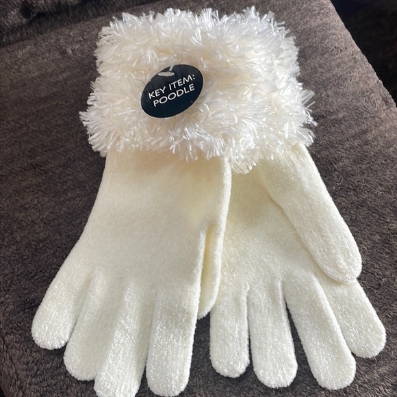 Cejon Accessories - New With Tags~ Woman’s Cream Gloves With Fuzzy Cuff (Poodle) Detailing